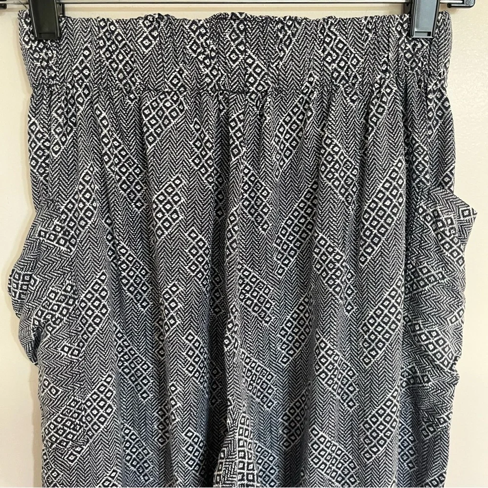 Women's Urban Outfitters‎ Cottage Print Pull On Pants Size Medium Black & White